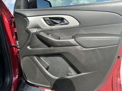 Chevrolet Traverse LT de 2020, tracción delantera, tapicería de cuero