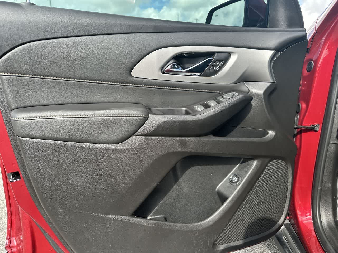 Chevrolet Traverse LT de 2020, tracción delantera, tapicería de cuero