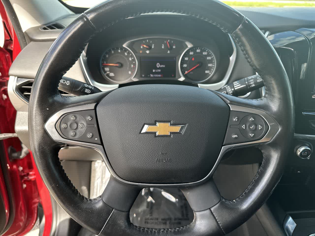 Chevrolet Traverse LT de 2020, tracción delantera, tapicería de cuero