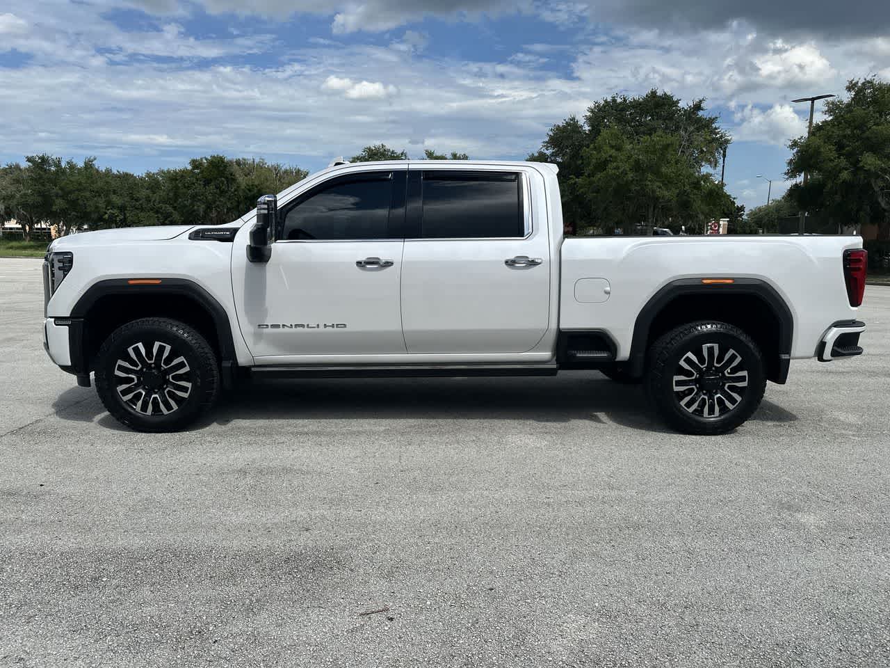GMC Sierra 2500HD 4WD de 2024, cabina doble, caja estándar, versión Denali Ultimate