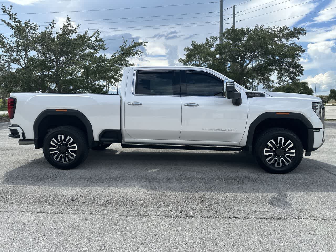 GMC Sierra 2500HD 4WD de 2024, cabina doble, caja estándar, versión Denali Ultimate