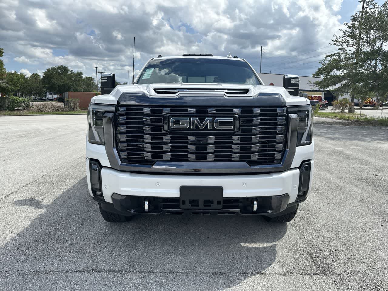 GMC Sierra 2500HD 4WD de 2024, cabina doble, caja estándar, versión Denali Ultimate