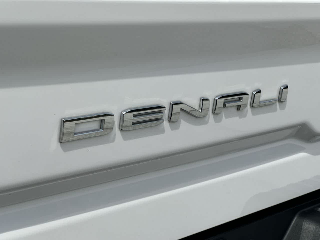 GMC Sierra 2500HD 4WD de 2024, cabina doble, caja estándar, versión Denali Ultimate