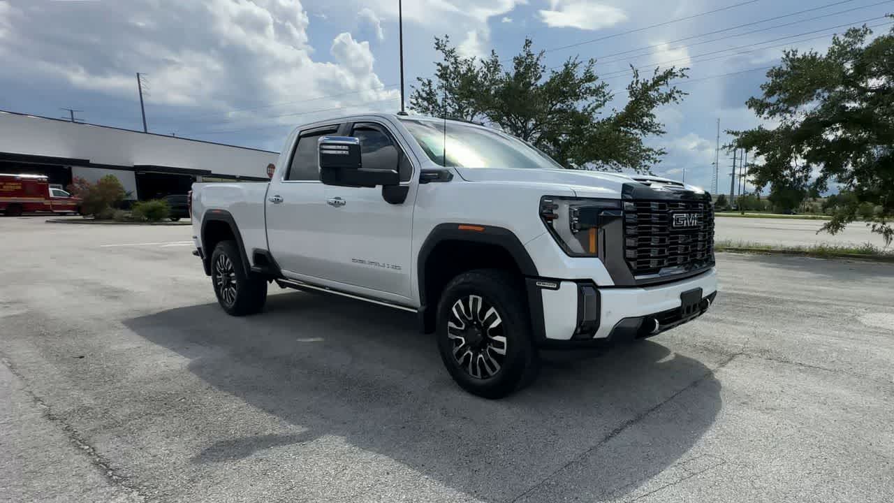 GMC Sierra 2500HD 4WD de 2024, cabina doble, caja estándar, versión Denali Ultimate