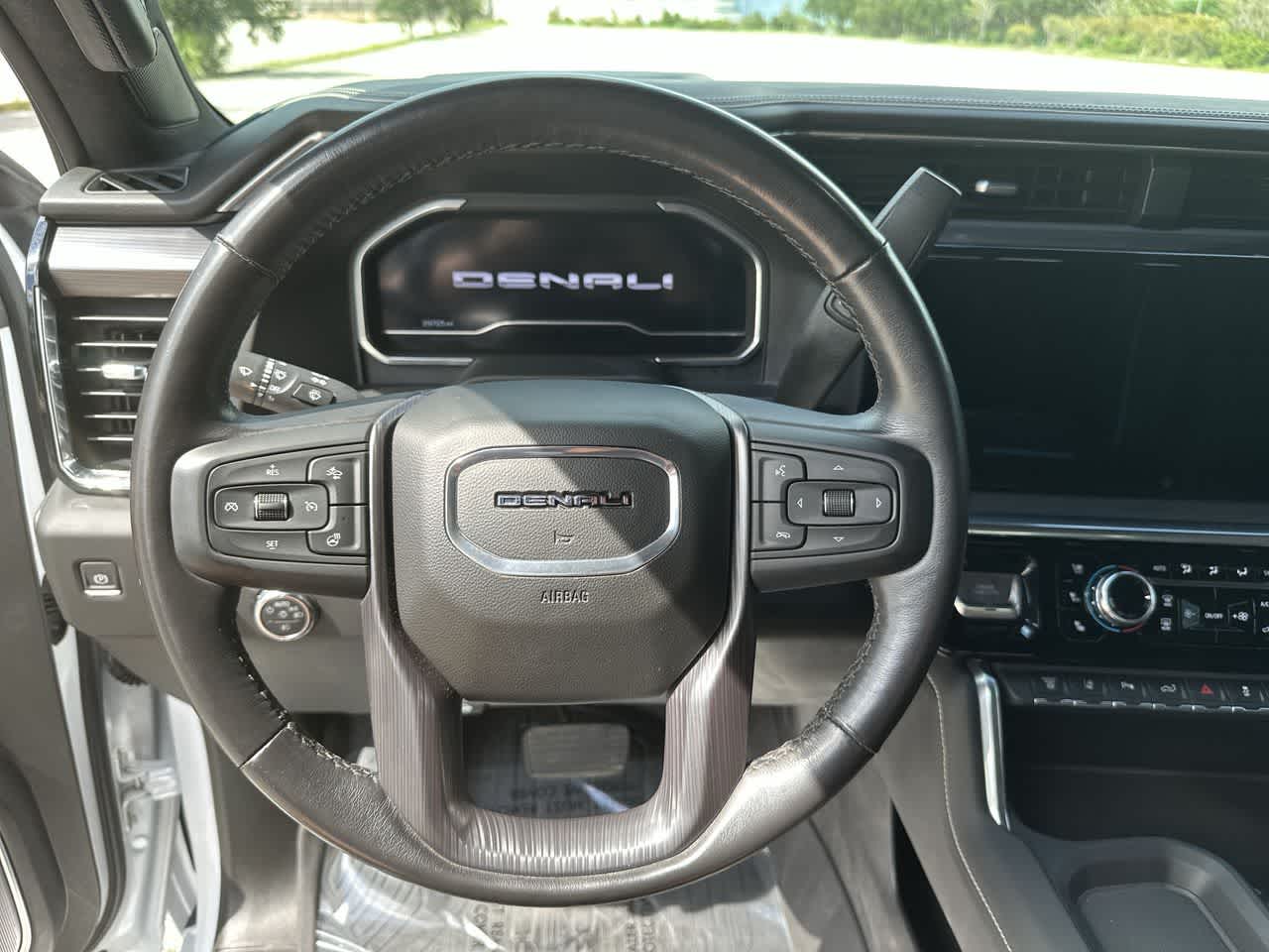 GMC Sierra 2500HD 4WD de 2024, cabina doble, caja estándar, versión Denali Ultimate