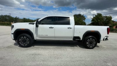 GMC Sierra 2500HD 4WD de 2024, cabina doble, caja estándar, versión Denali Ultimate