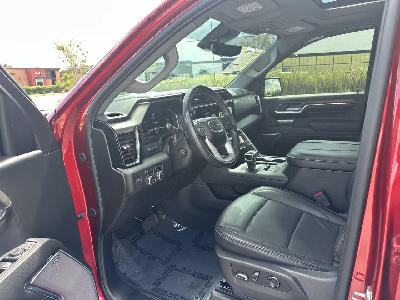 GMC Sierra 1500 4WD de 2024, cabina doble, caja corta, versión Denali