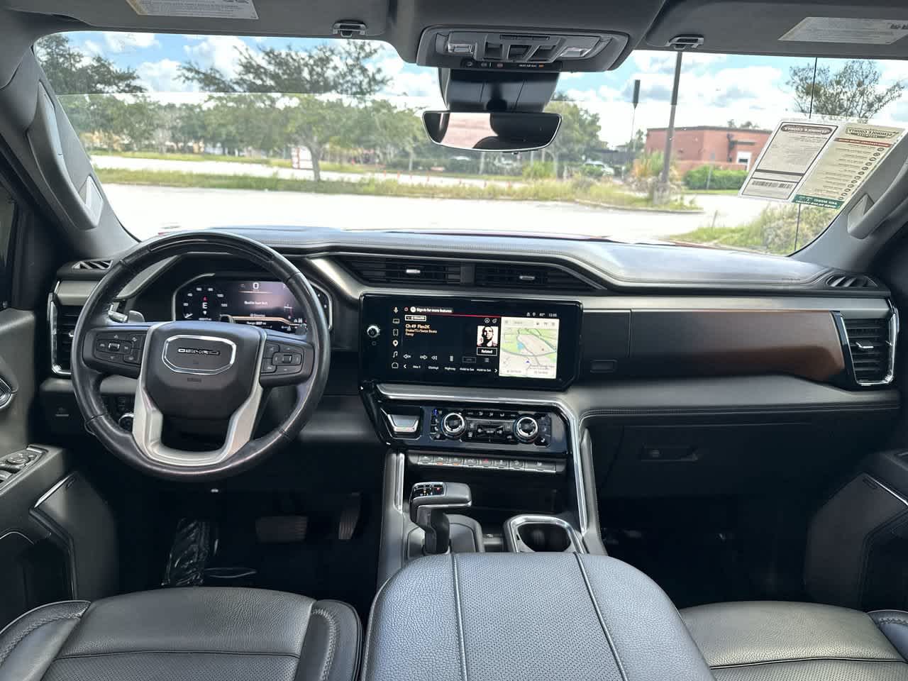 GMC Sierra 1500 4WD de 2024, cabina doble, caja corta, versión Denali