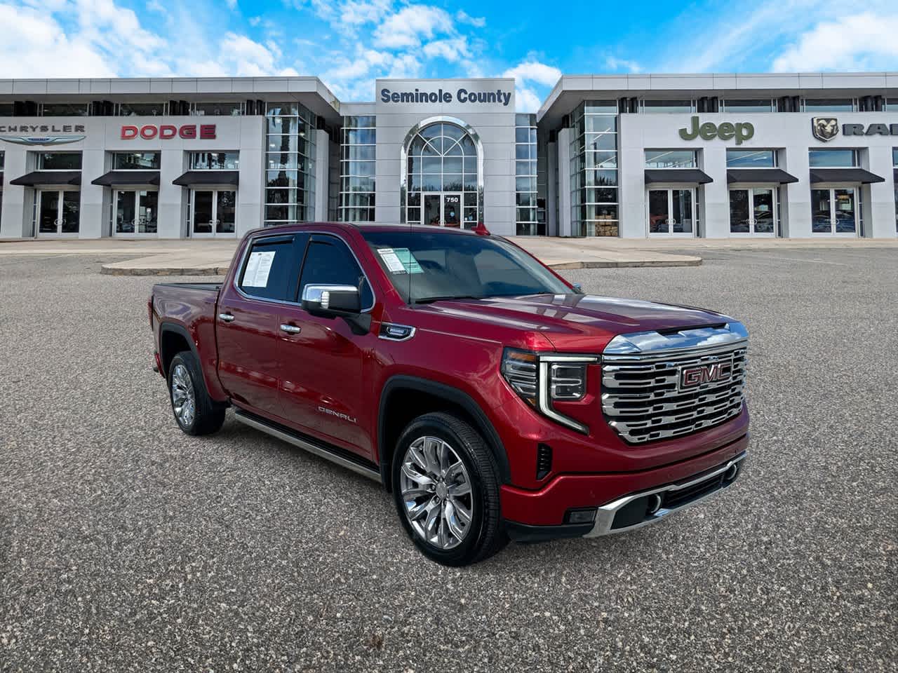 GMC Sierra 1500 4WD de 2024, cabina doble, caja corta, versión Denali