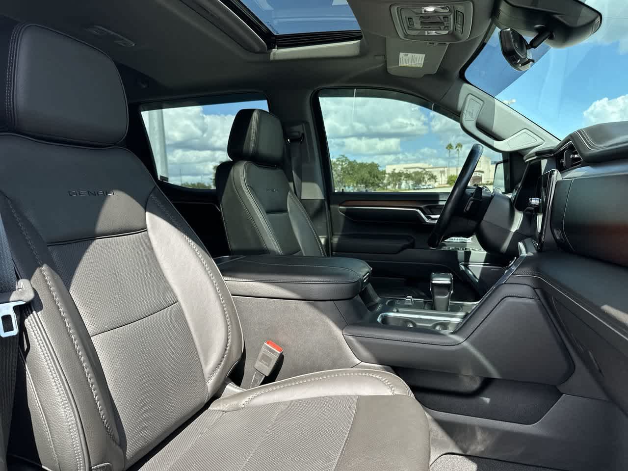 GMC Sierra 1500 4WD de 2024, cabina doble, caja corta, versión Denali