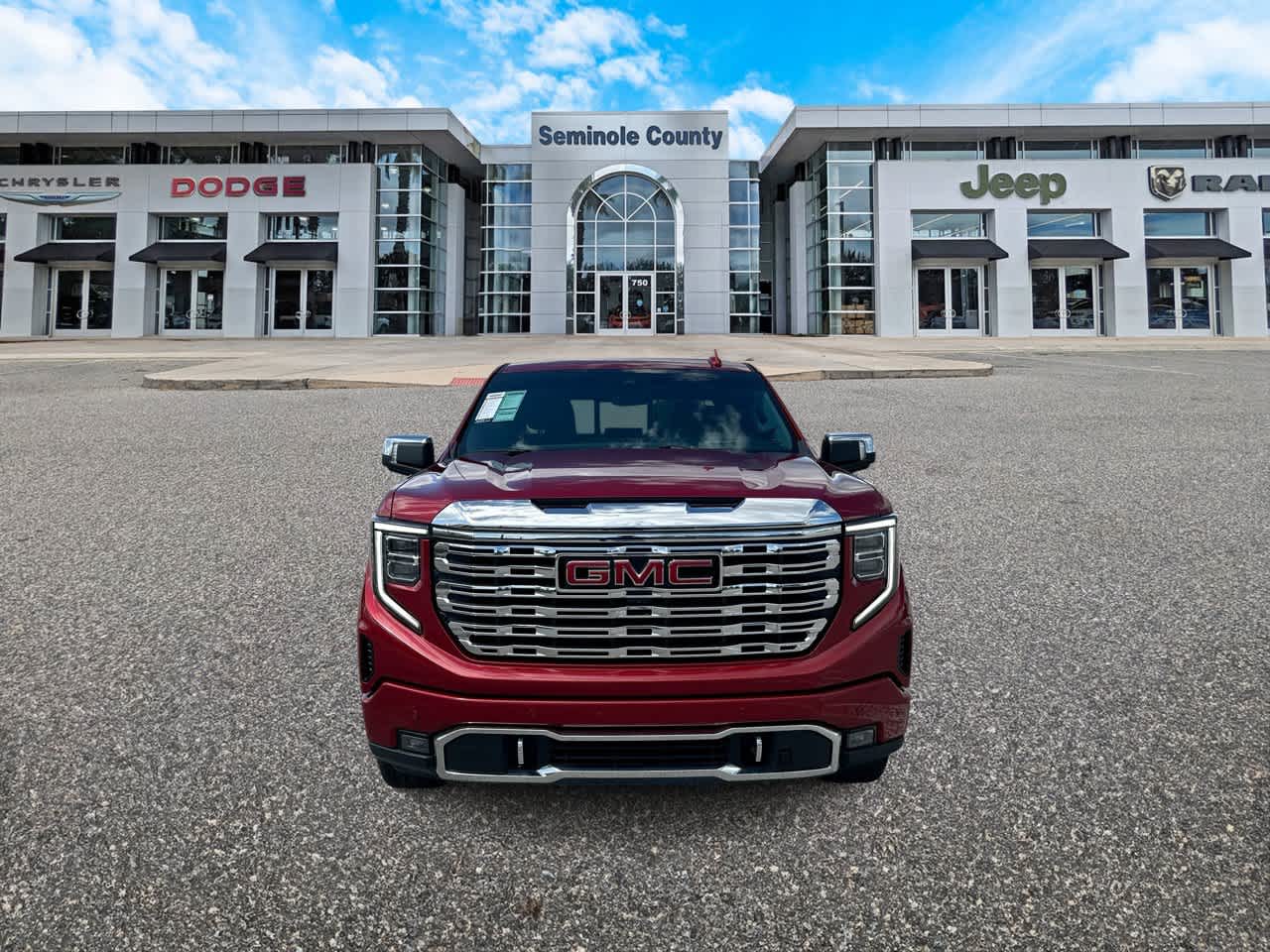 GMC Sierra 1500 4WD de 2024, cabina doble, caja corta, versión Denali