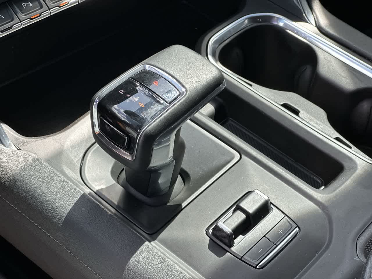 GMC Sierra 1500 4WD de 2024, cabina doble, caja corta, versión Denali