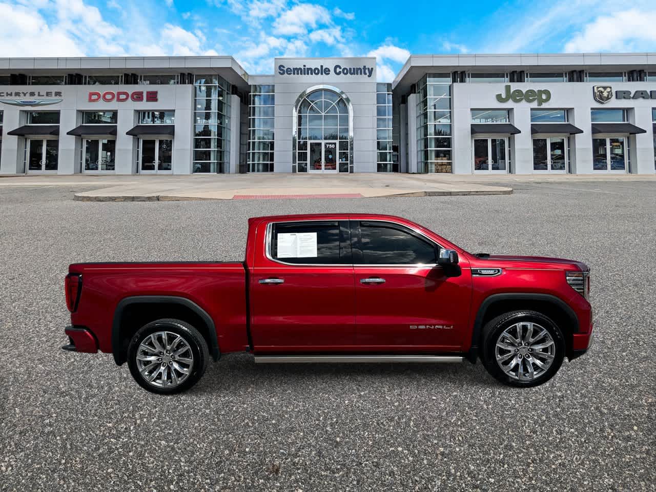 GMC Sierra 1500 4WD de 2024, cabina doble, caja corta, versión Denali