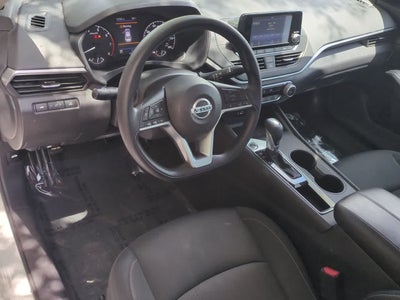 Nissan Altima S con tracción delantera (2021)