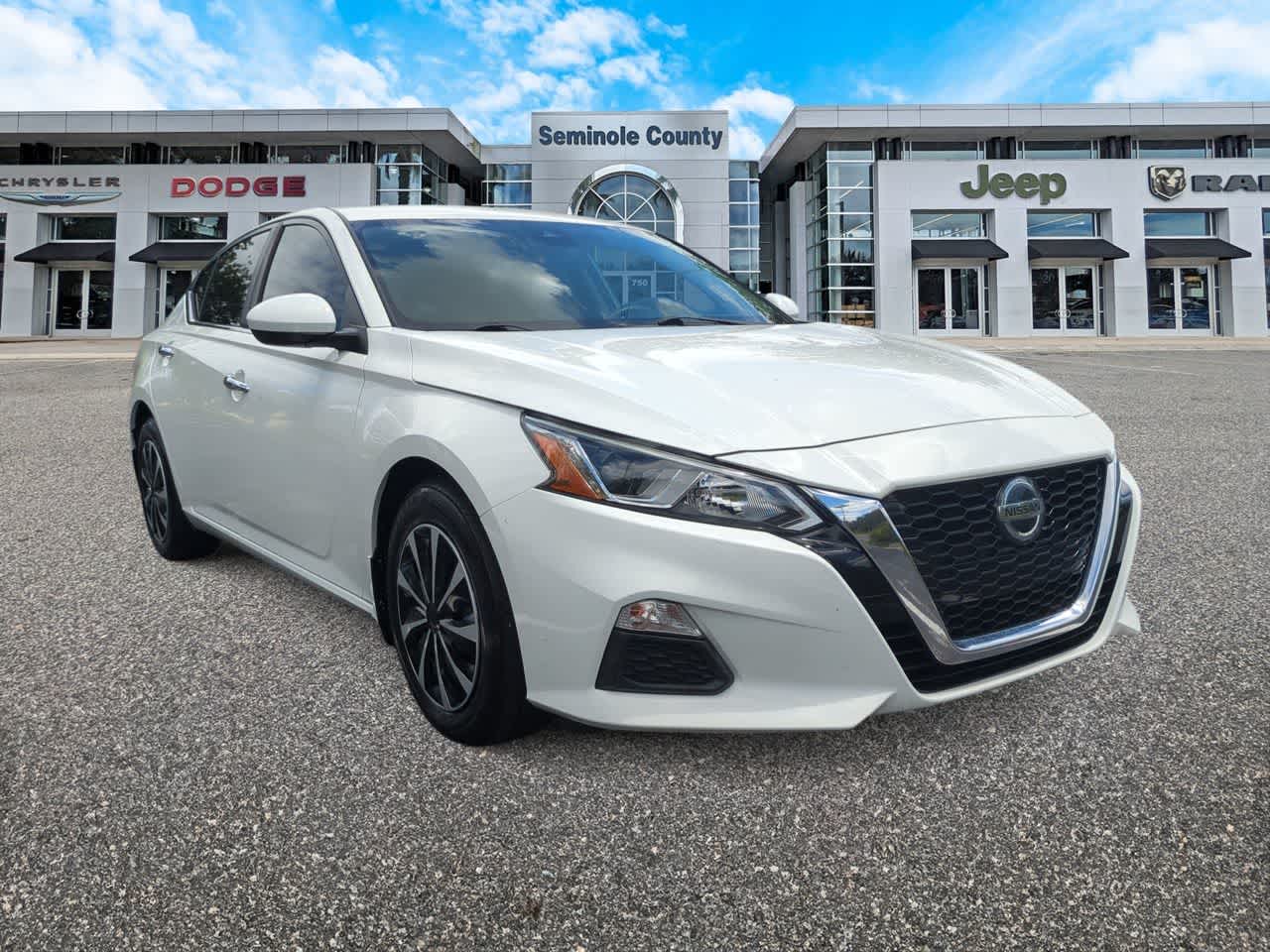 Nissan Altima S con tracción delantera (2021)