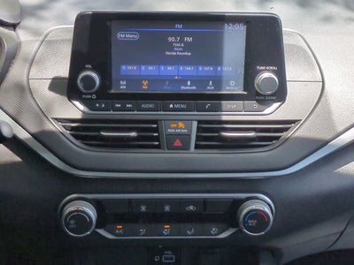 Nissan Altima S con tracción delantera (2021)