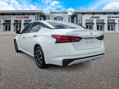 Nissan Altima S con tracción delantera (2021)