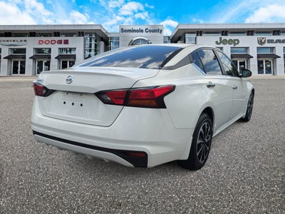 Nissan Altima S con tracción delantera (2021)