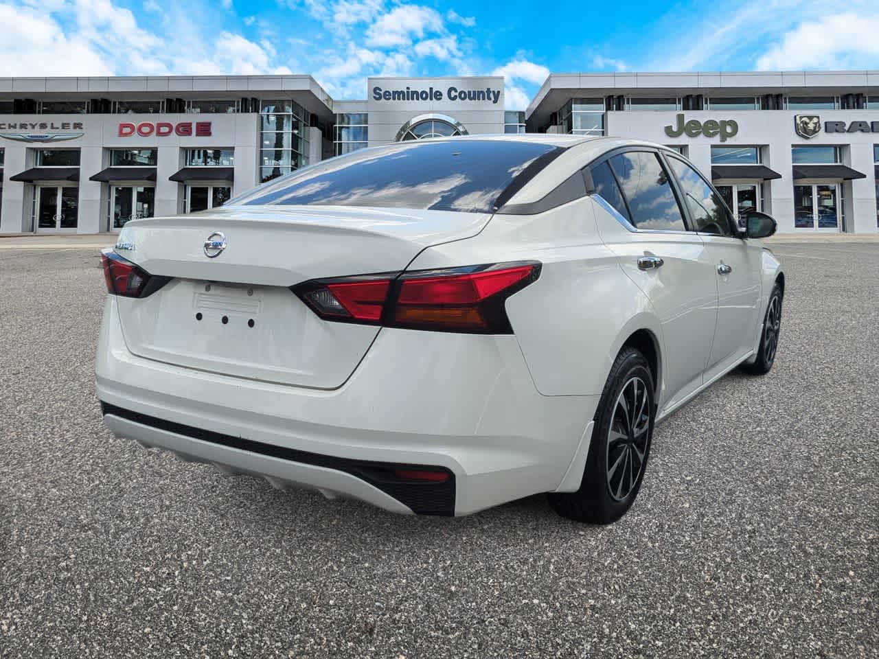Nissan Altima S con tracción delantera (2021)