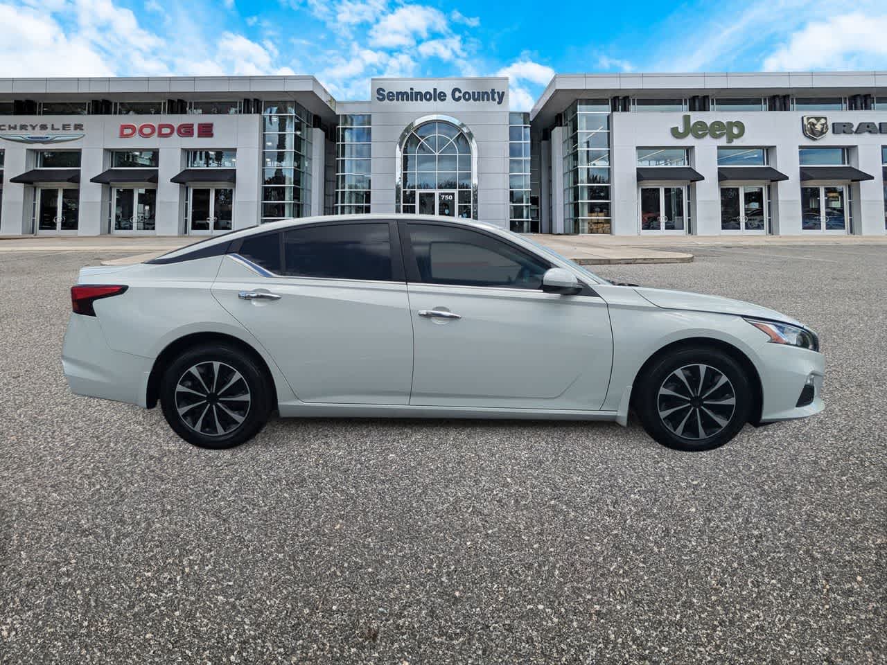 Nissan Altima S con tracción delantera (2021)