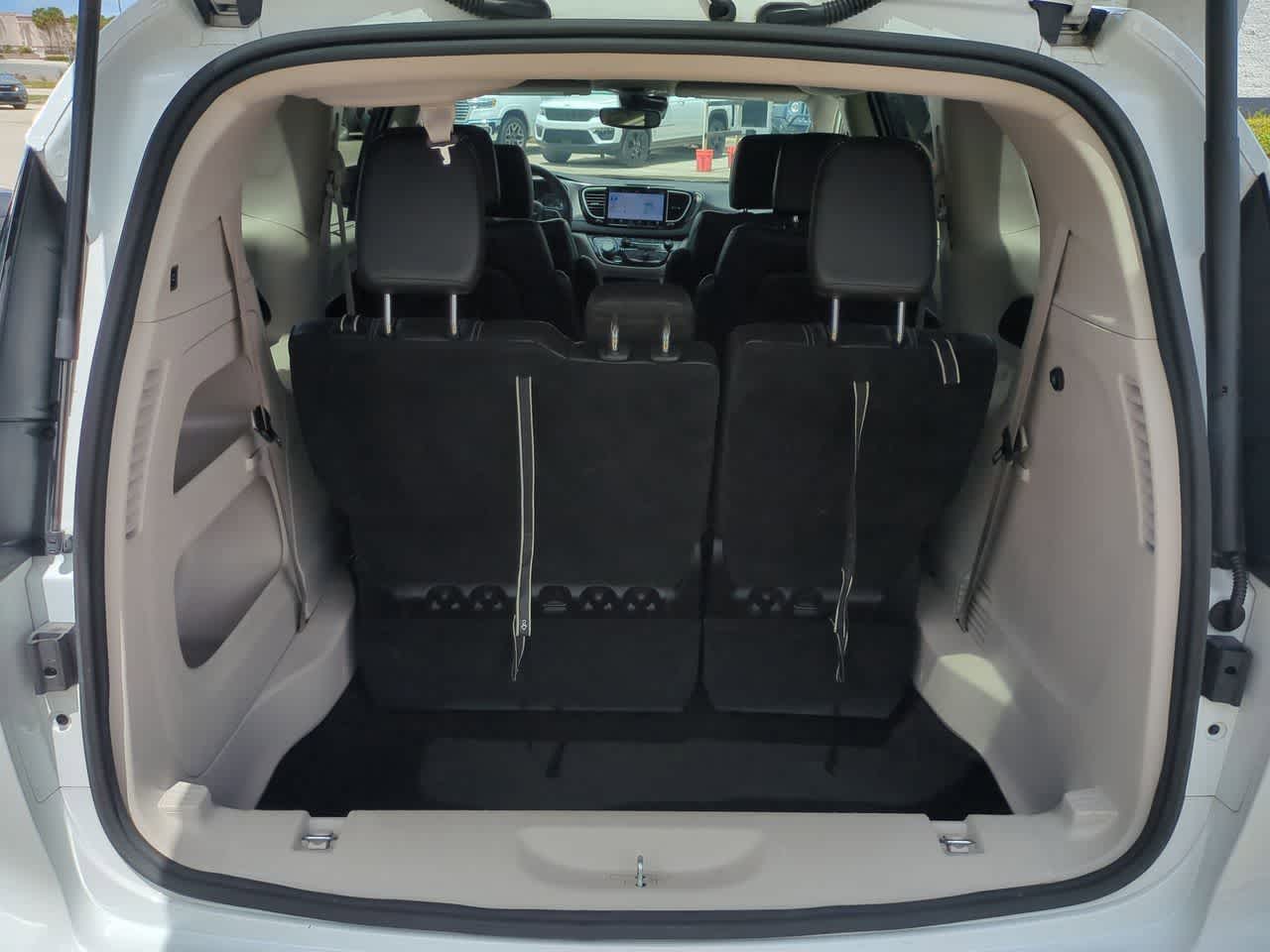Chrysler Pacifica Touring L 2023