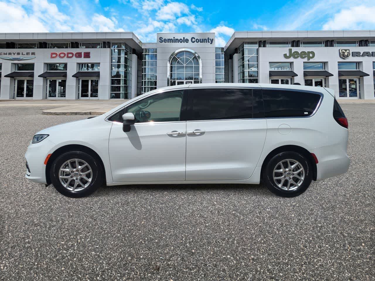 Chrysler Pacifica Touring L 2023