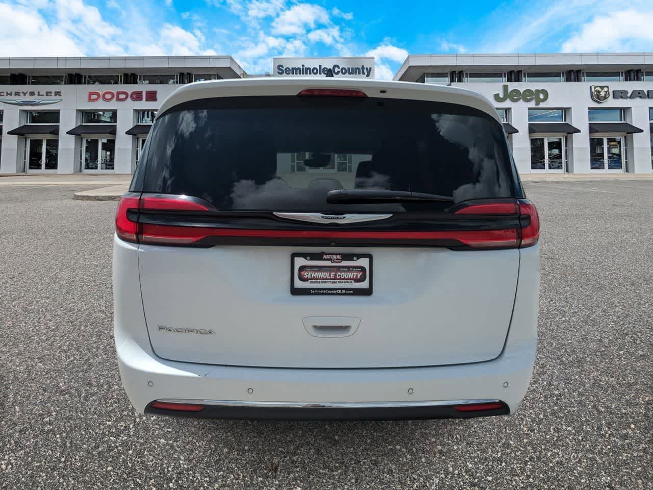 Chrysler Pacifica Touring L 2023