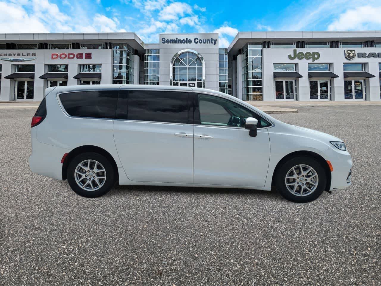 Chrysler Pacifica Touring L 2023