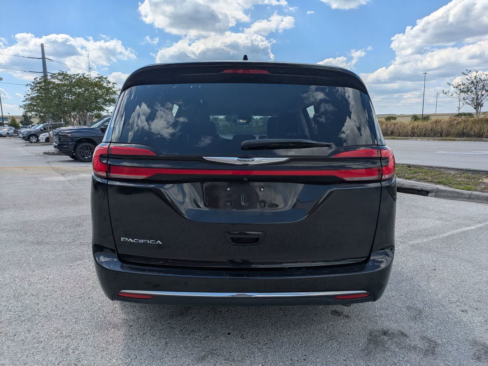Chrysler Pacifica Touring L 2023