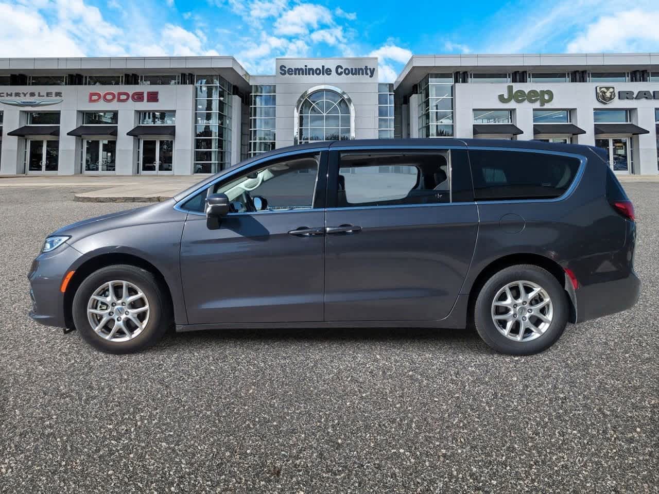 Chrysler Pacifica Touring L 2023