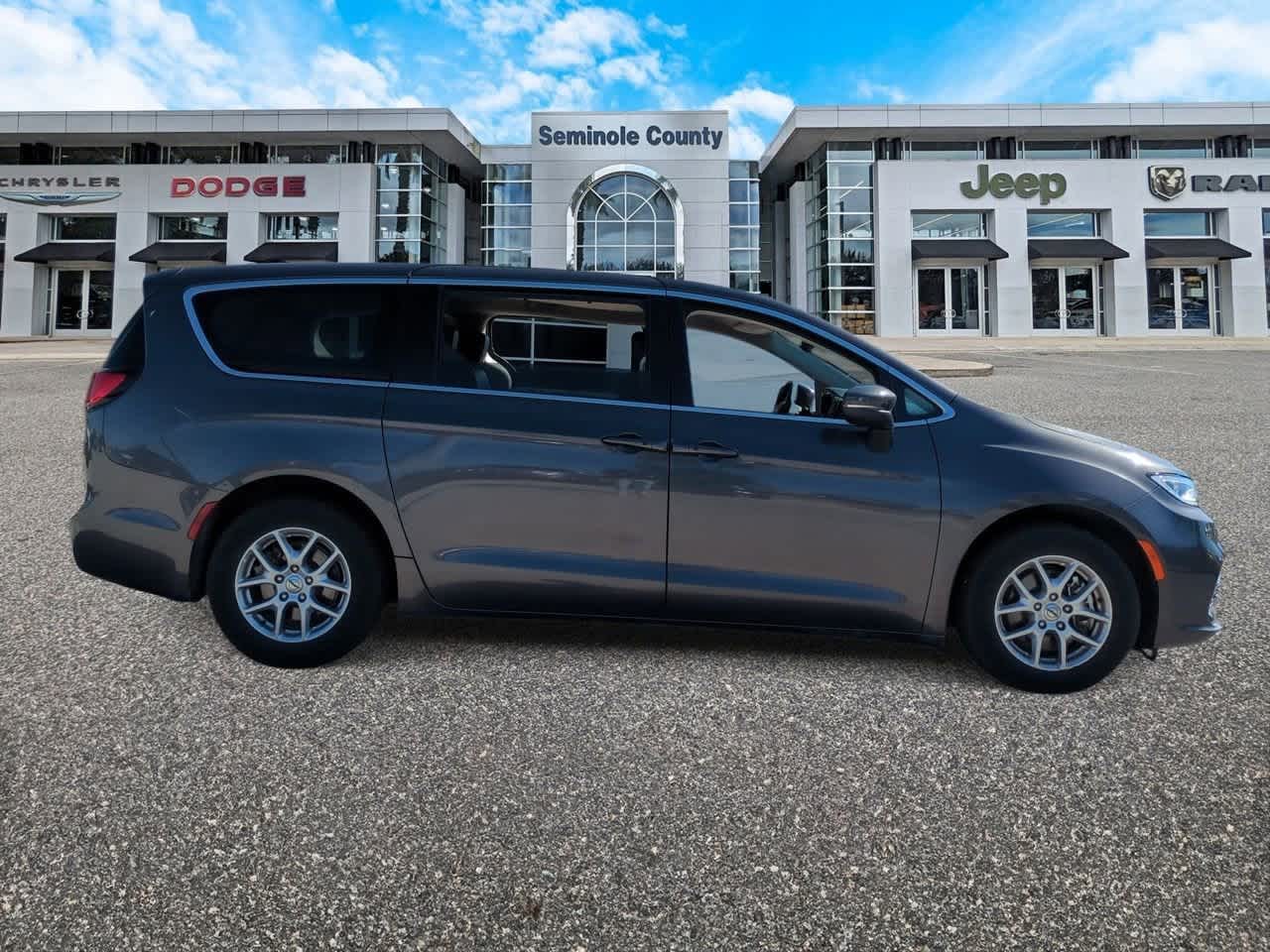 Chrysler Pacifica Touring L 2023