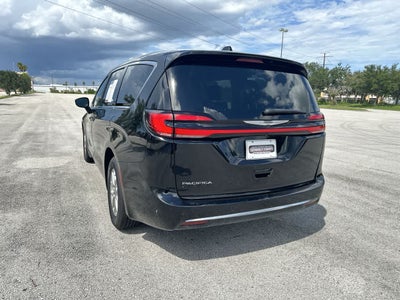 Chrysler Pacifica Touring L 2024