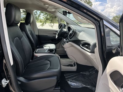 Chrysler Pacifica Touring L 2024