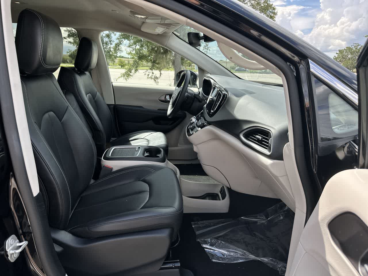 Chrysler Pacifica Touring L 2024