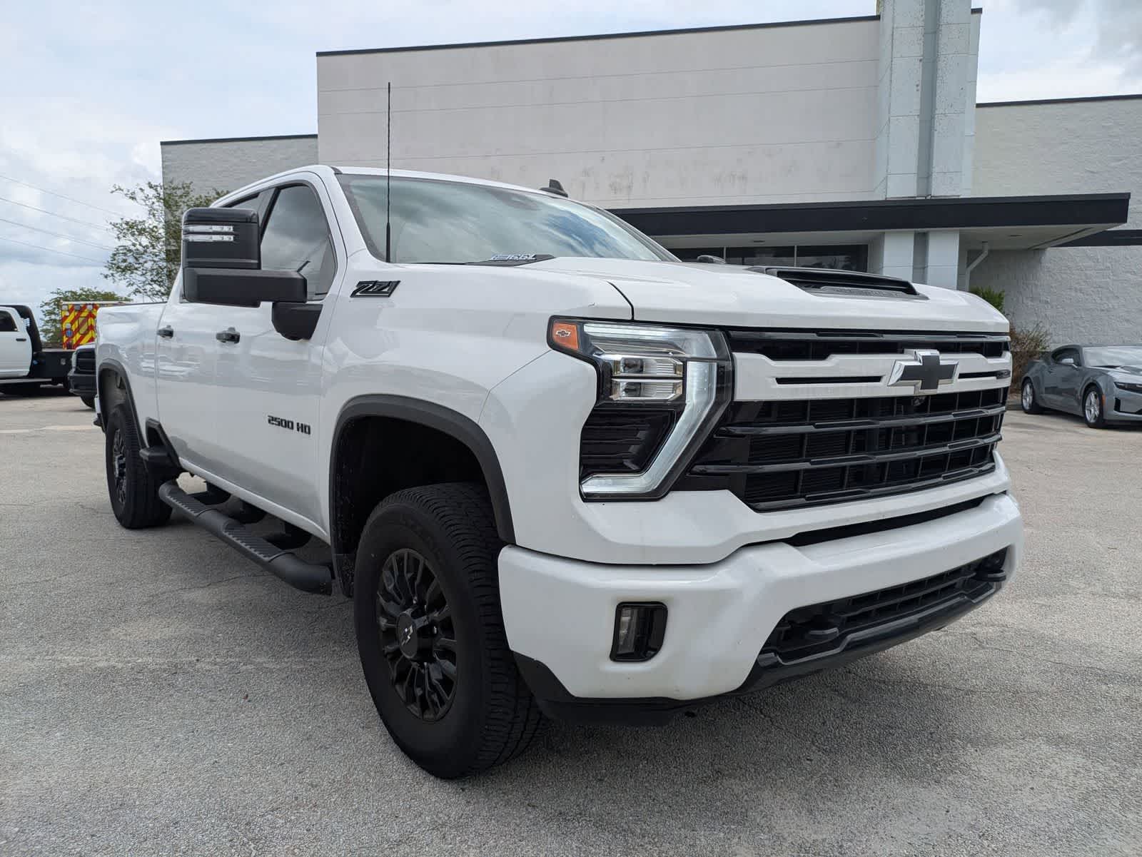 Chevrolet Silverado 2500HD 4x4 de 2024, cabina doble, caja estándar, versión LT