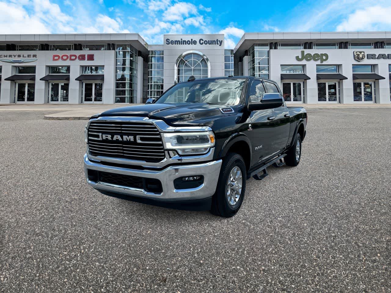 RAM 3500 Laramie Crew Cab 4x2 de 2022 con caja de 6'4'