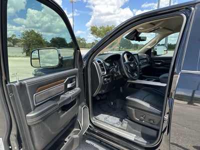 RAM 3500 Laramie Crew Cab 4x2 de 2022 con caja de 6'4'