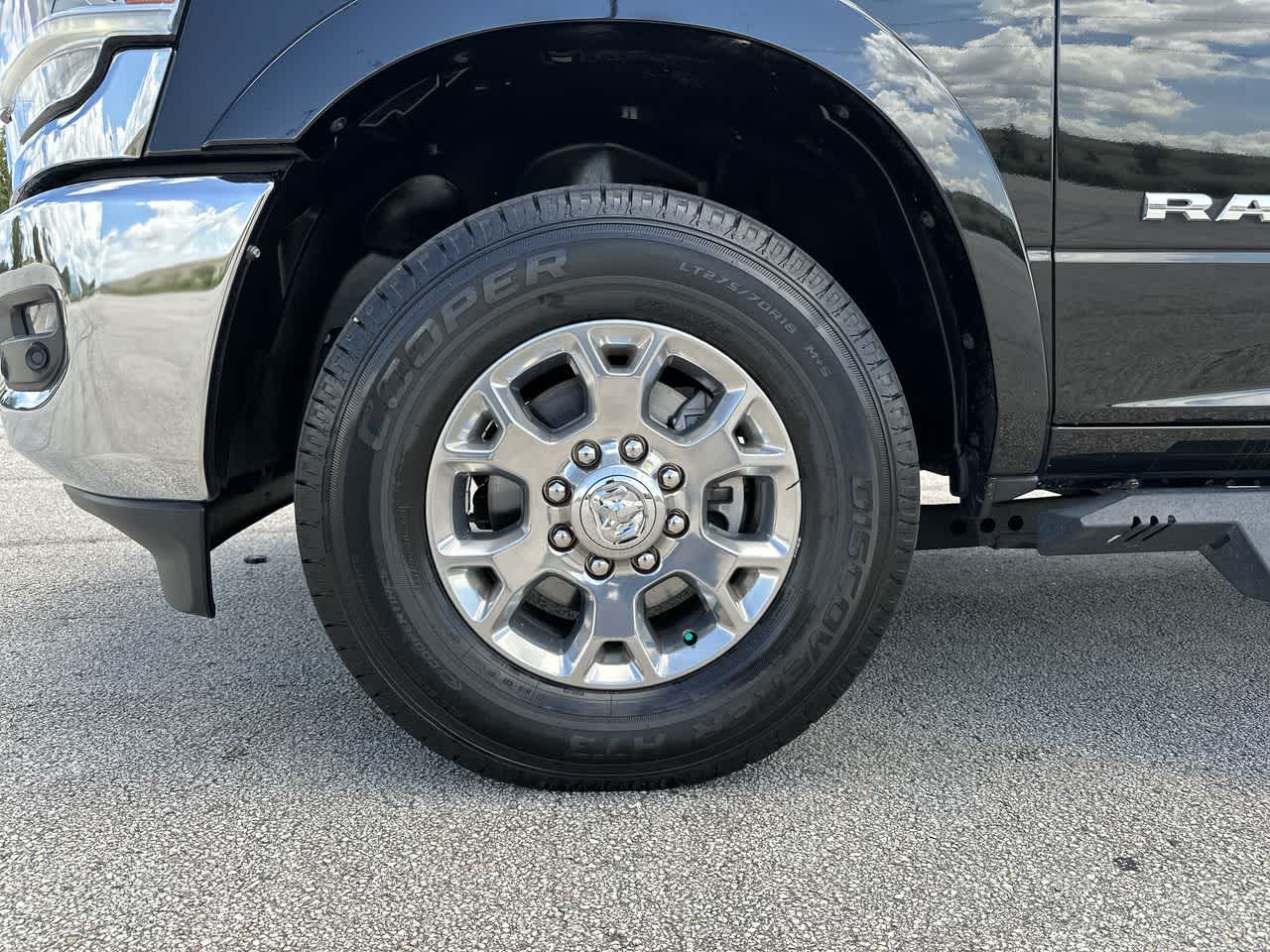 RAM 3500 Laramie Crew Cab 4x2 de 2022 con caja de 6'4'