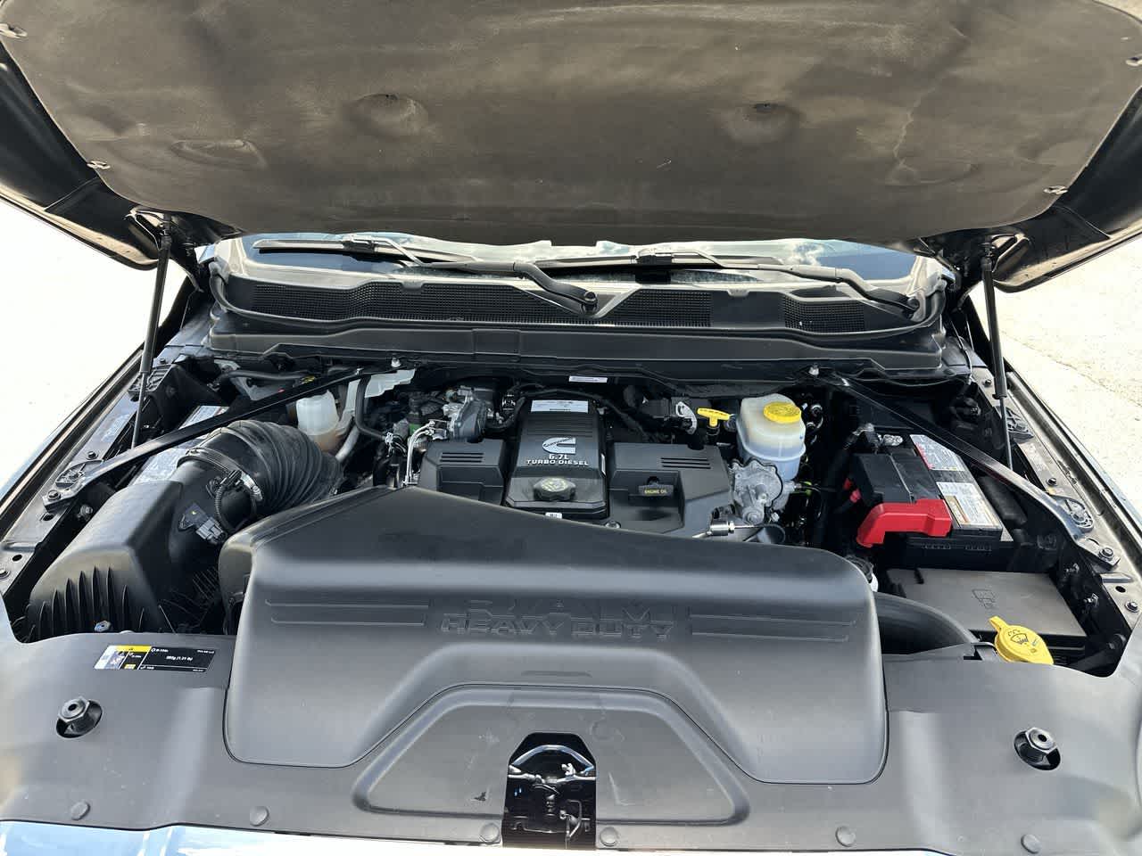 RAM 3500 Laramie Crew Cab 4x2 de 2022 con caja de 6'4'