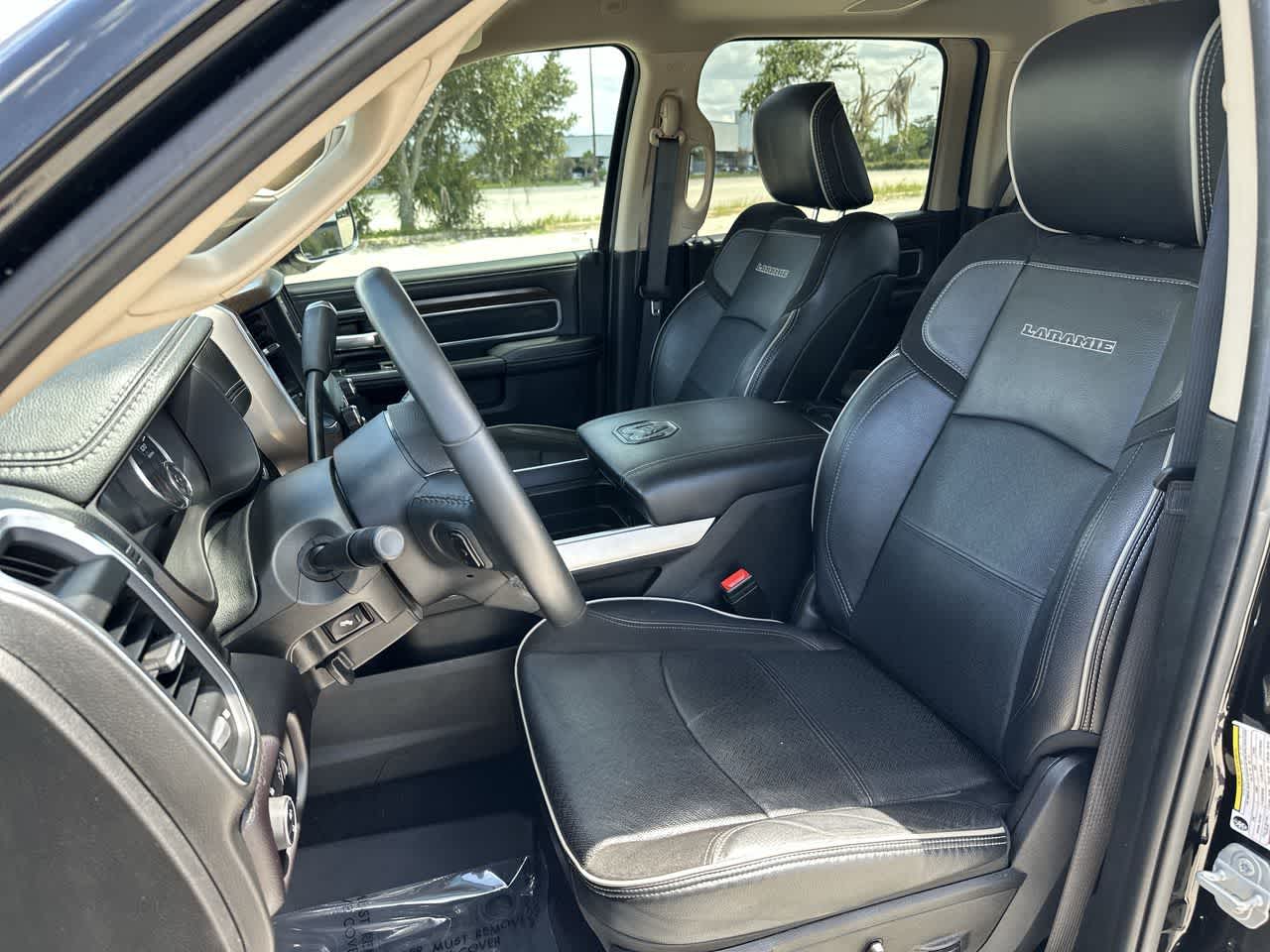RAM 3500 Laramie Crew Cab 4x2 de 2022 con caja de 6'4'