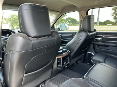 RAM 3500 Laramie Crew Cab 4x2 de 2022 con caja de 6'4'