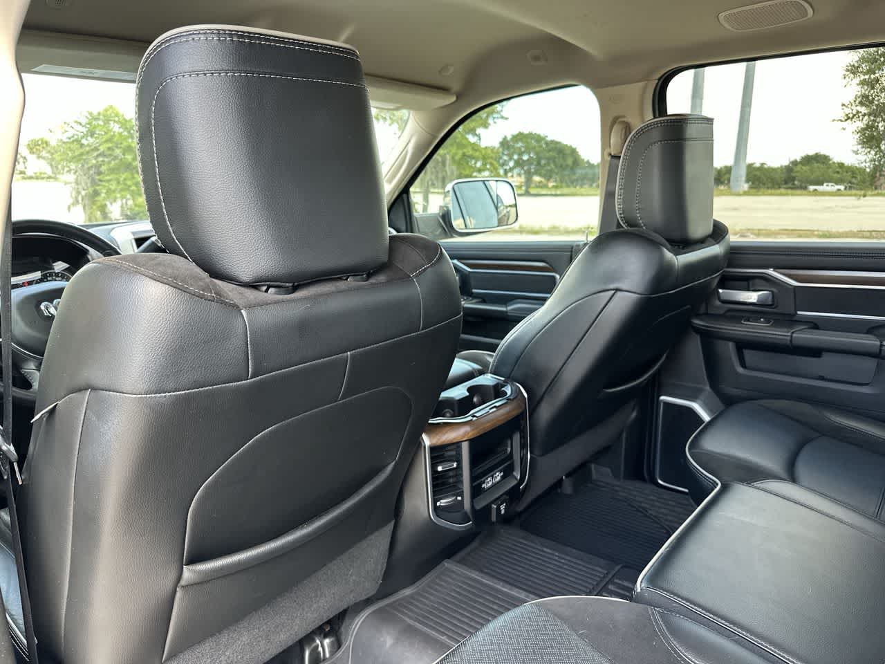 RAM 3500 Laramie Crew Cab 4x2 de 2022 con caja de 6'4'