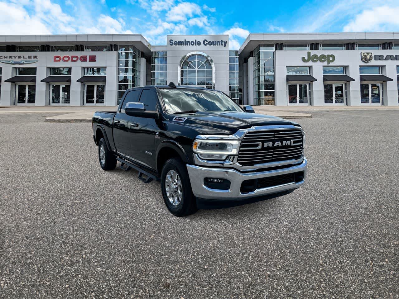 RAM 3500 Laramie Crew Cab 4x2 de 2022 con caja de 6'4'