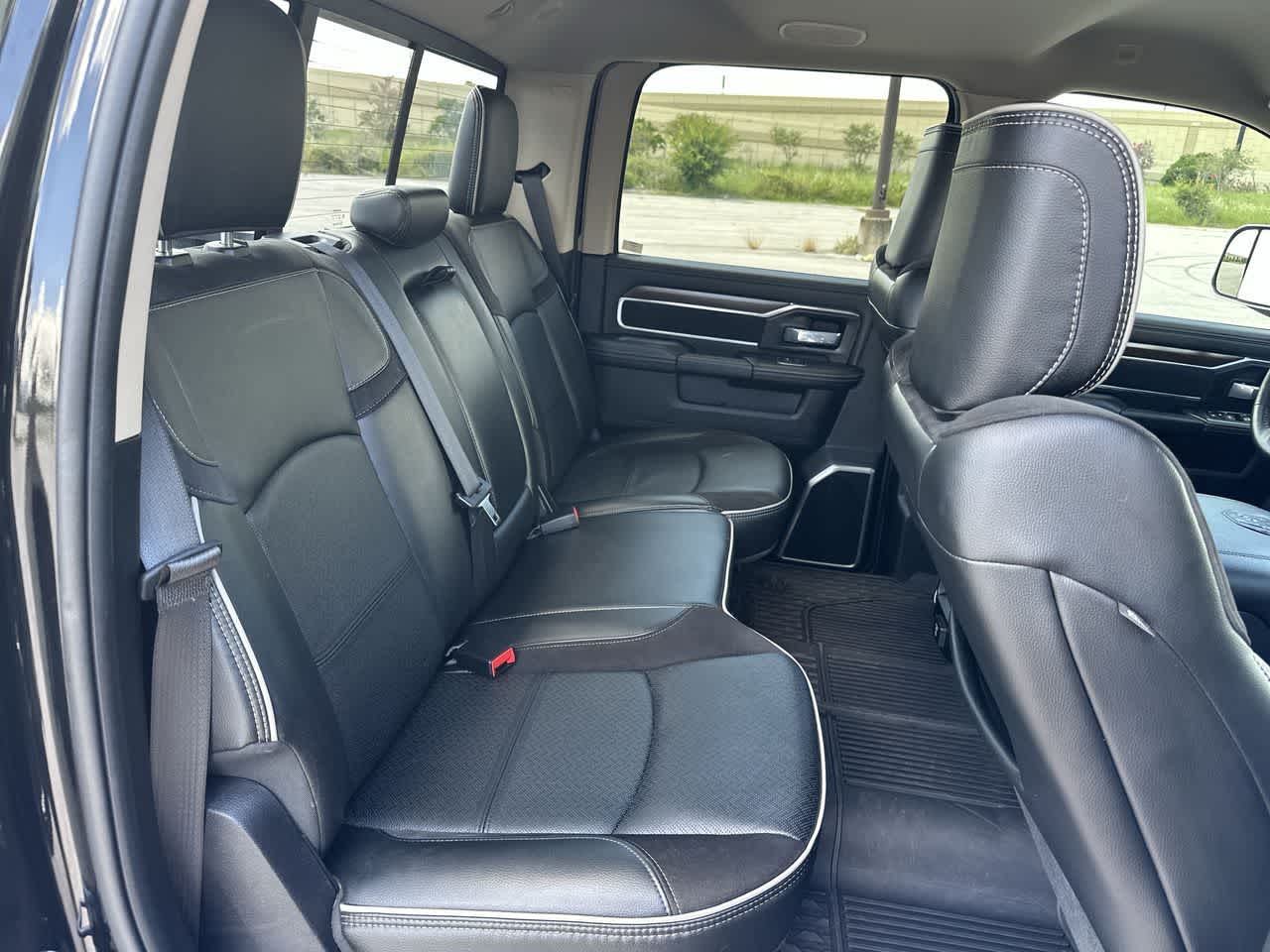 RAM 3500 Laramie Crew Cab 4x2 de 2022 con caja de 6'4'