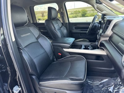 RAM 3500 Laramie Crew Cab 4x2 de 2022 con caja de 6'4'