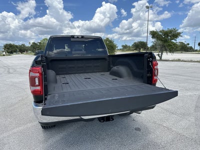 RAM 3500 Laramie Crew Cab 4x2 de 2022 con caja de 6'4'