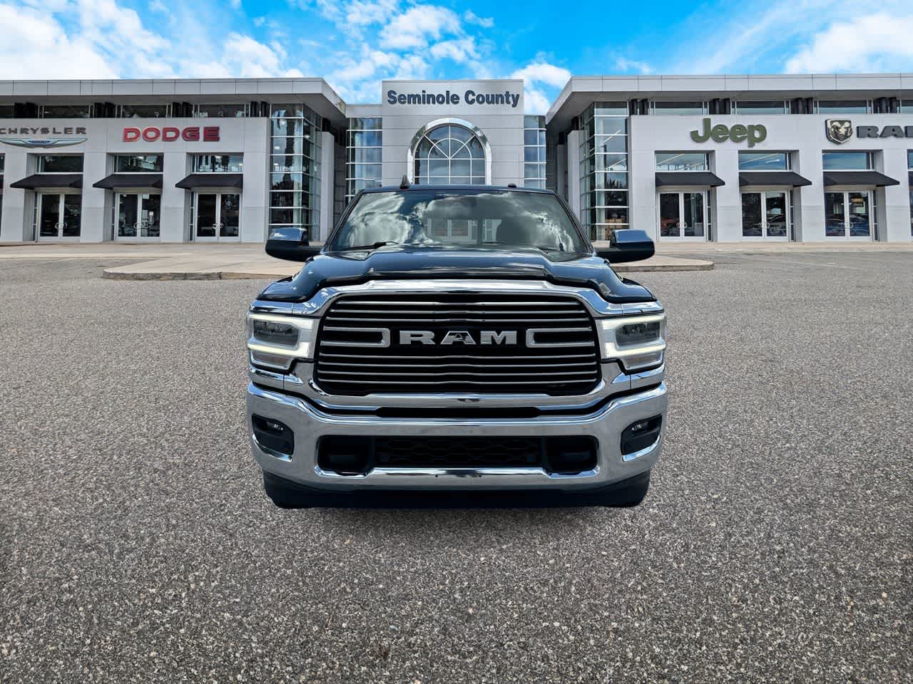 RAM 3500 Laramie Crew Cab 4x2 de 2022 con caja de 6'4'