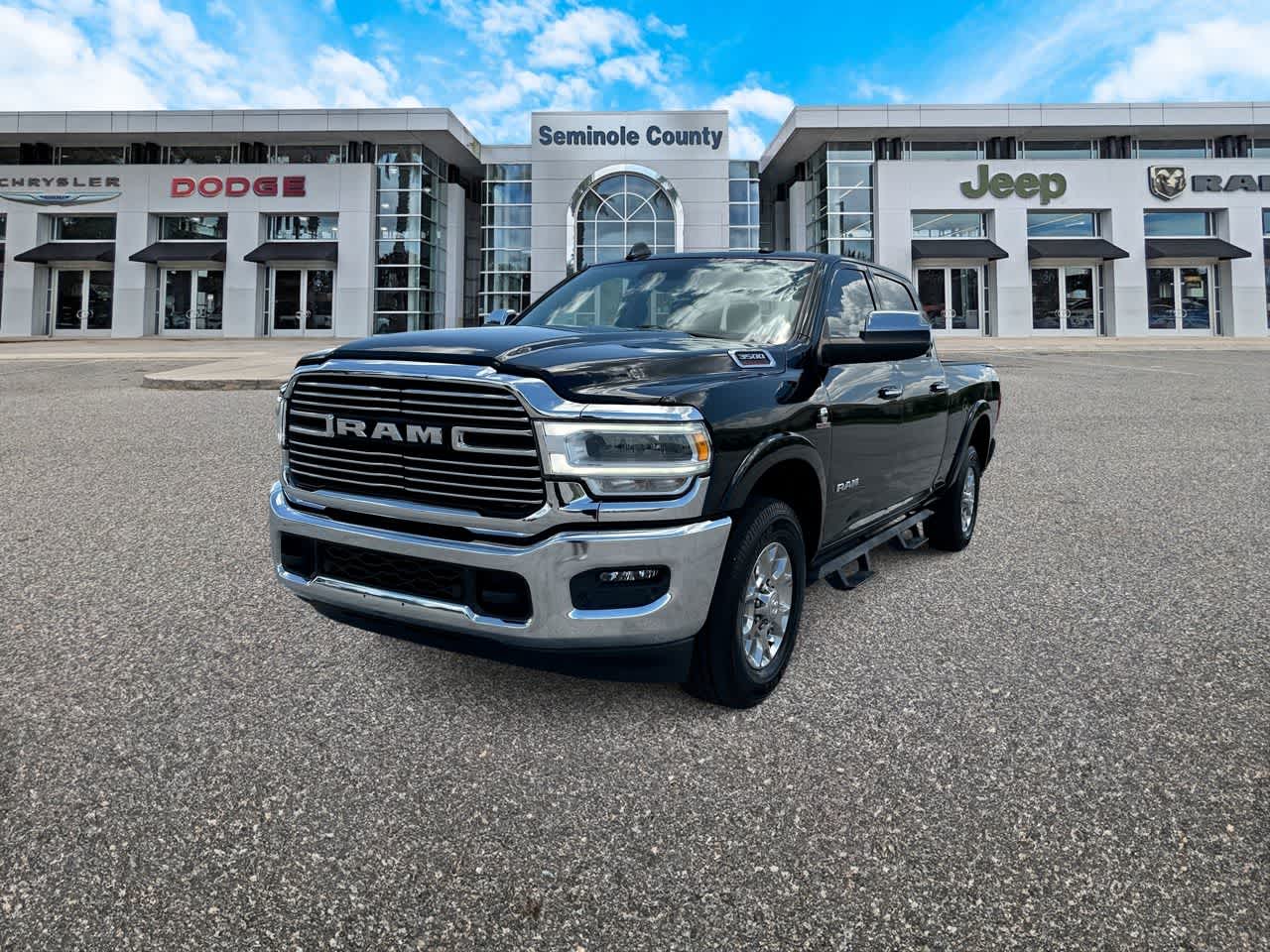 RAM 3500 Laramie Crew Cab 4x2 de 2022 con caja de 6'4'
