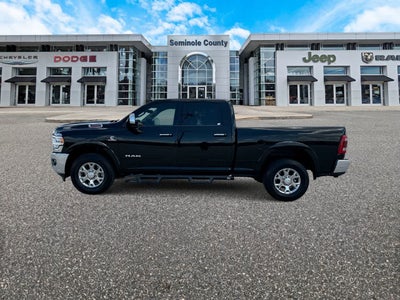 RAM 3500 Laramie Crew Cab 4x2 de 2022 con caja de 6'4'