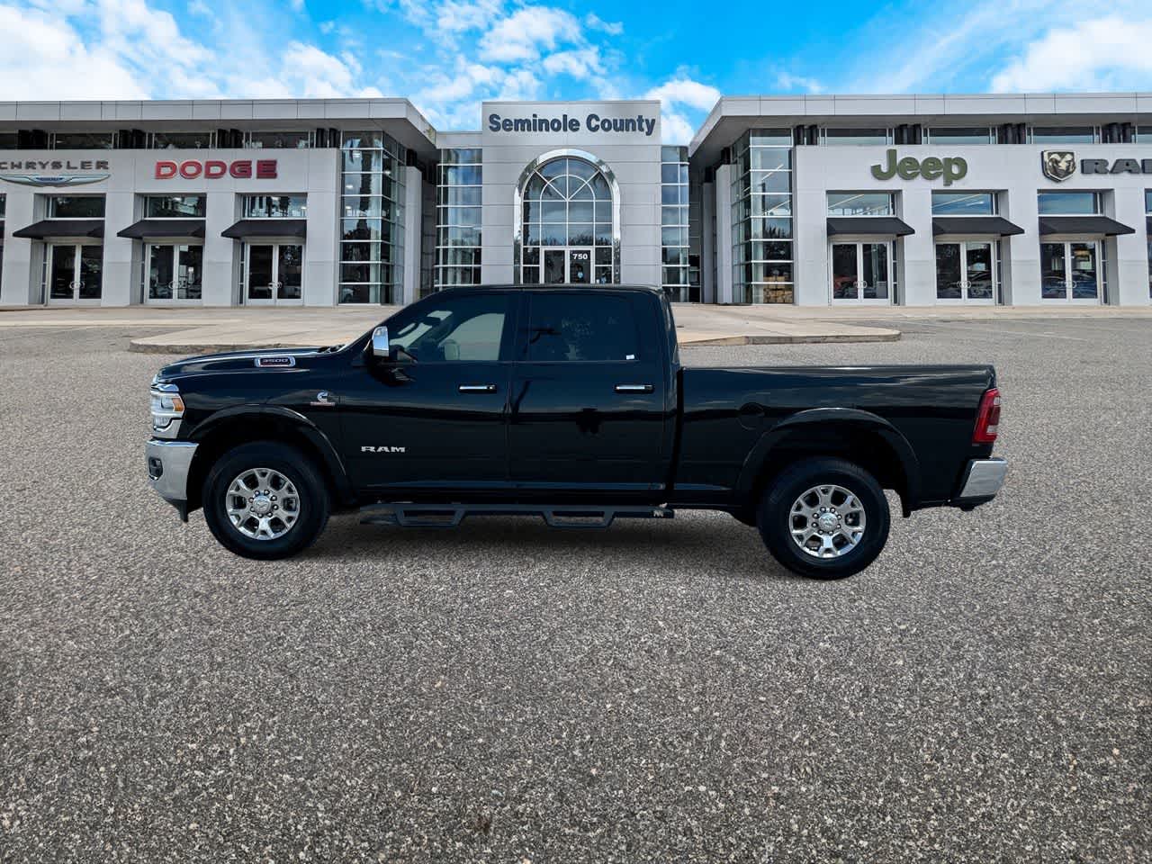 RAM 3500 Laramie Crew Cab 4x2 de 2022 con caja de 6'4'